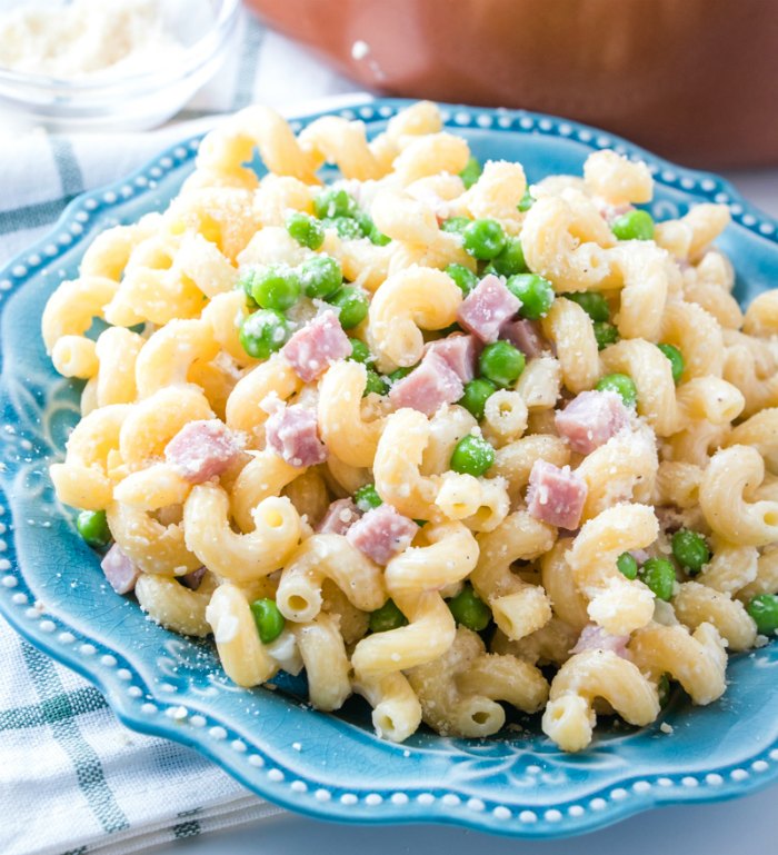 plate of pasta with peas and ham